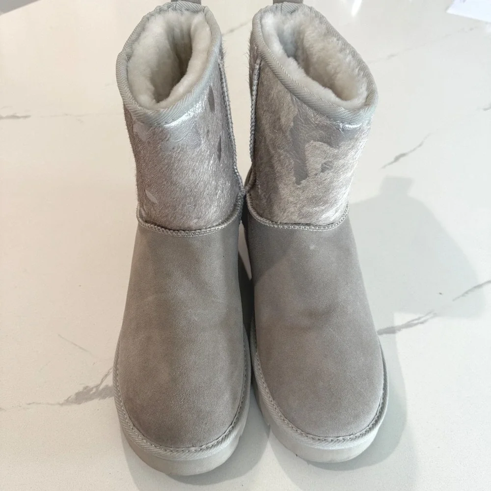 Super Lamb Turano 7.5in Etched Cow Print Silver Taupe Suede Sheepskin Boots 10 B